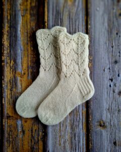 Valged pitsilise sääreosaga villased sokid lastele