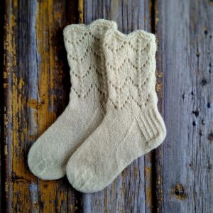 Valged pitsilise sääreosaga villased sokid lastele