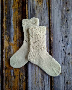 Valged hobuseraua pitsiga sokid lastele