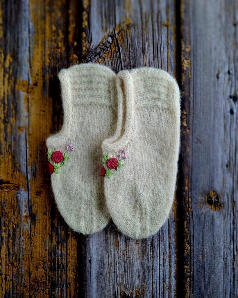 Valged tikandiga sussid naistele-valmistatud Hiiumaa lambavillast, Ute Knit
