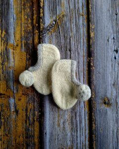 Käsitsi kootud valged sussid lastele-valmistatud Hiiumaa lambavillast, Ute Knit