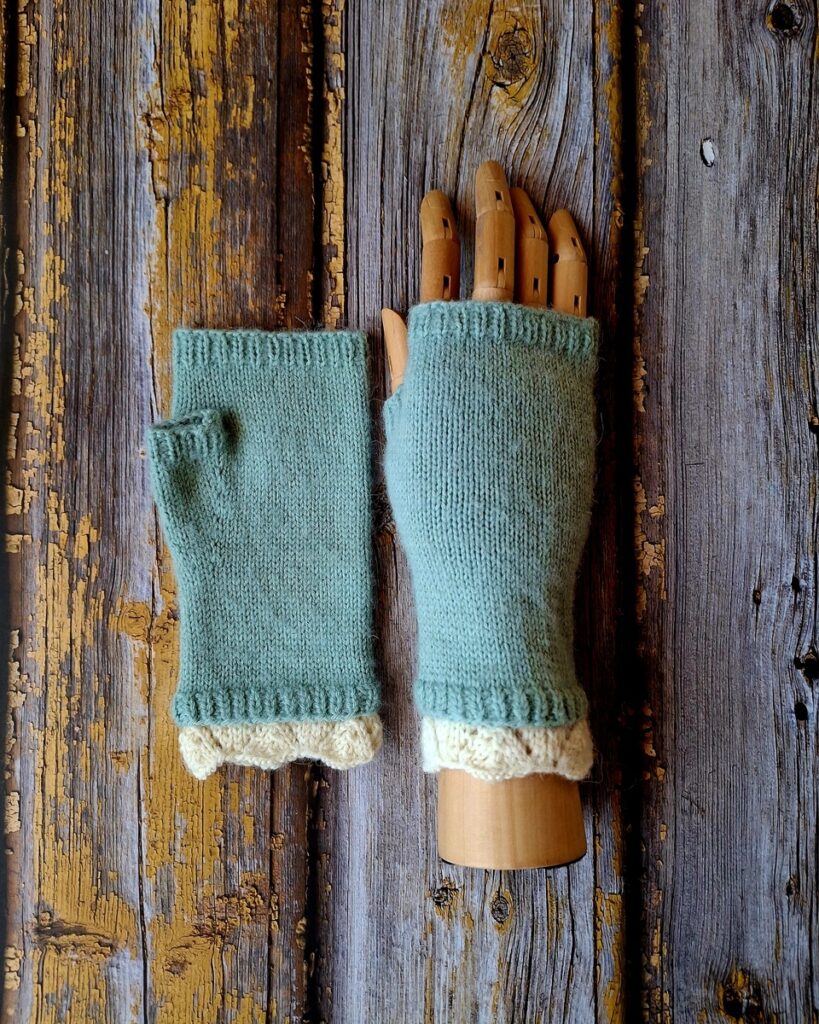 Pastellrohelised naiselikud kätised, Ute Knit