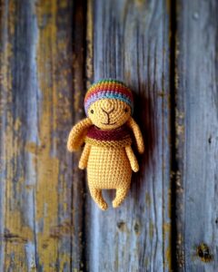 Heegeldatud kollane mütsiga jänes