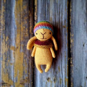 Heegeldatud kollane mütsiga jänes