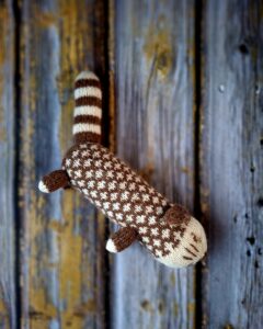 Käsitsi kootud mustriga kass