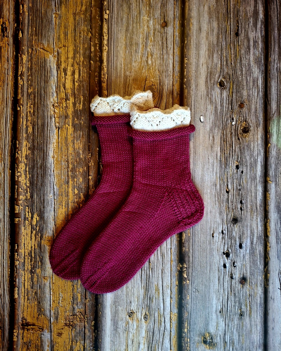 Lillad pitsilise äärega naiste villased sokid, Ute Knit