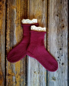 Lillad pitsilise äärega naiste villased sokid, Ute Knit