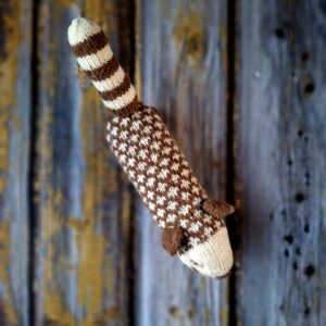 Käsitsi kootud mustriga kirju kass