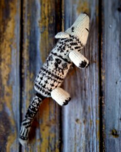 Käsitsi kootud mustriga rebane