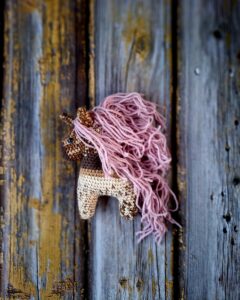 Heegeldatud roosa lakaga poni 