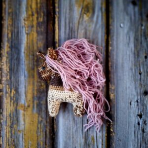 Heegeldatud roosa lakaga poni