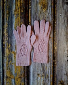 Roosad pitsilised naiste sõrmkindad, Ute Knit