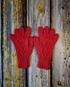 Käsitsi kootud roosad pitsilised sõrmkindad naistele