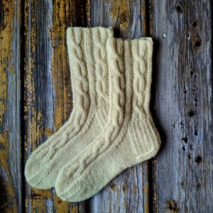 Valged palmikutega naiste sokid